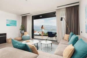 蒂瓦特Nikki Beach Resort & Spa Montenegro的带沙发的客厅,享有海景