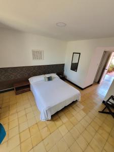 里奥阿查Hotel Gimaura的卧室配有白色的床