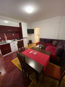索科矿泉村Apartmani Milojić的客厅配有桌子和沙发