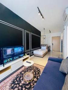 吉隆坡AXON RESIDENCE AT BUKIT BiNTANG KUALA LAMPUR的客厅配有蓝色的沙发和平面电视。