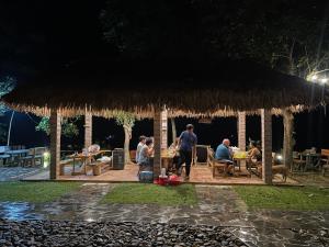 清化Pu Luong - Duy Phuong Homestay的一群人晚上坐在亭子周围