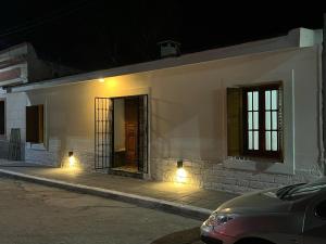 库拉布罗切罗镇Casa Regino的白色房子的一侧有灯