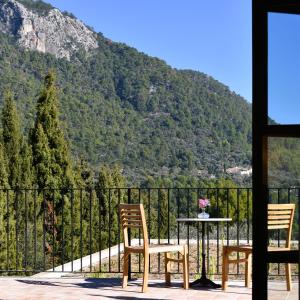 比尼博纳Finca Can Beneit的山景阳台上配有两把椅子和一张桌子