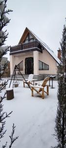 库萨雷Qusar-A-frame的前面的地面上积雪的房子