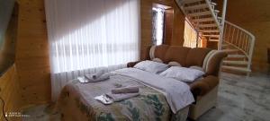 库萨雷Qusar-A-frame的一间卧室配有一张床,上面有两条毛巾