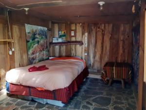 圣马科斯拉拉古纳Earthship amazing Cabins with lake view的木制客房内的一间卧室,配有一张床