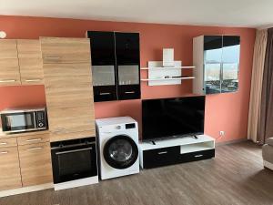 维尔茨堡schönes Apartment mit Festungsblick - FREE Parking -的客厅配有洗衣机和电视