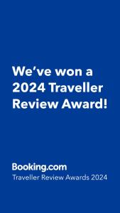斯卡伯勒莫妮卡宾馆的蓝标,表示我们赢得了旅行者评审奖