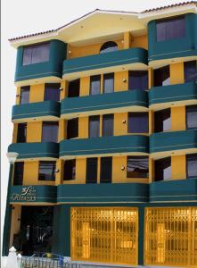 瓦拉斯Gran Hotel Alturas的一座黄色和蓝色的大建筑