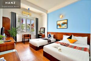 胡志明市HANZ Hotel Bui Vien upstair MP ChillBAR的酒店客房配有两张床和一张书桌
