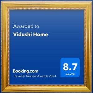 MinuwangodaVidushi Home的蓝色背景的金色画框