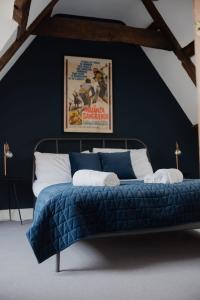 诺里奇Grade II Listed Flint Cottage Sleeps 4的一张蓝色床罩