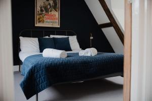 诺里奇Grade II Listed Flint Cottage Sleeps 4的一间卧室配有一张床,上面有两条毛巾