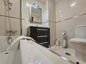 丰沙尔Apartment Bonimar的带浴缸、水槽和镜子的浴室
