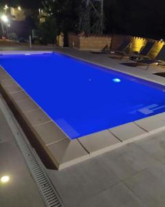 阿格里真托Villa Lory的夜间大型蓝色游泳池