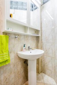 波尔图House CONTU1000的一间带水槽和绿毛巾的浴室