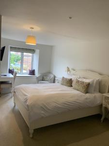 韦茅斯历史住宿加早餐旅馆的卧室设有一张白色大床和一扇窗户。