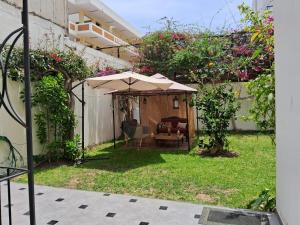 利马Casa Boutique Galvez的庭院里带雨伞的庭院