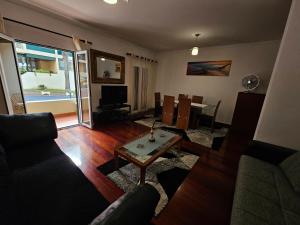丰沙尔Apartment Bonimar的客厅配有沙发和桌子