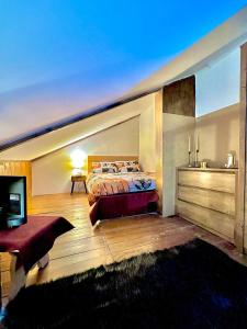 CollimentoBaita Campo Felice的一间卧室配有一张床和一台电视。