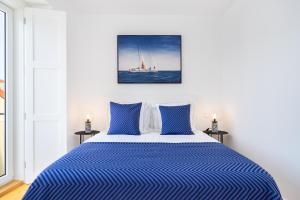 里斯本WHome Beato Premium River View in Quiet Area的一间卧室,配有一张水中帆船的床