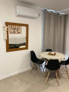 梅塞德斯Apartamento céntrico en Mercedes Uruguay的一间带桌椅和镜子的用餐室