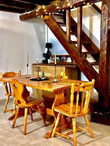 CollimentoBaita Campo Felice的木制用餐室配有桌椅和楼梯