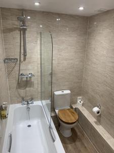 韦茅斯历史住宿加早餐旅馆的浴室配有卫生间和带淋浴的浴缸。