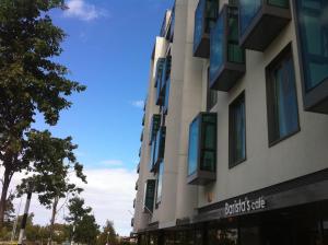 桑迪福德PREMIER SUITES Dublin, Sandyford的建筑的侧面有标志