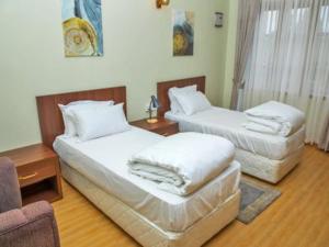 RubonaMT. Rwenzori Golf Resort & Spa的酒店客房,设有两张床和一张沙发
