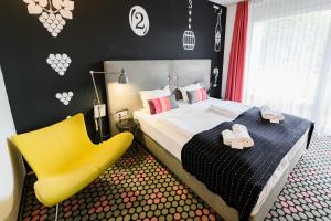 包道乔尼托毛伊邦尼欧拜德埃格萨米酒店的一间卧室配有一张床和一张黄色椅子
