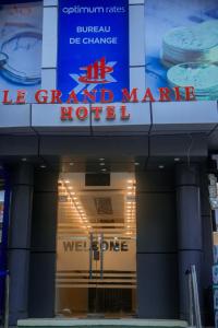 达累斯萨拉姆LE GRAND MARIE HOTEL的一座带标志的大楼,为大市场酒店