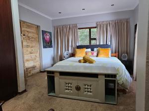 海德堡Epicure Home Guesthouse的一间卧室设有一张大床和一个窗户。