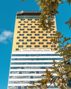 地拉那地拉那国际酒店及会议中心的一座高大的建筑,上面有标志
