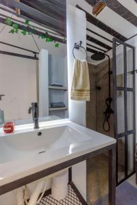 巴兰基亚Apartamento rústico industrial , enfrente de hotel prado的客房内的浴室设有大型白色水槽