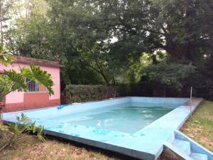PiñeroQuinta Don Diego的一座房子的院子内的游泳池