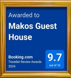 库塔伊西Makos Guest House的黄金框架下马索斯旅馆标志