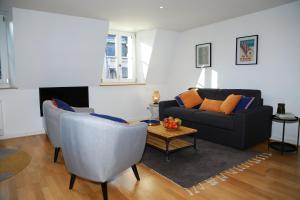 贝桑松*Hypercentre*Spacieux*Calme - Le Vauban - Cocoonhome的客厅配有沙发、椅子和桌子