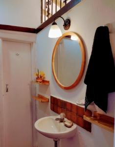 FredoniaFinca Emilio的一间带水槽和镜子的浴室