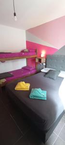 科尔多瓦Güemes Hostel Cordoba的一间设有床铺的房间,上面有两条毛巾