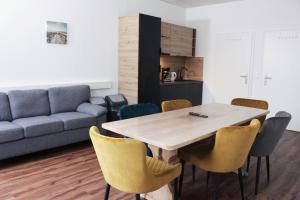 汉诺威Hive Apartments - direkt an der Hannover Messe的带沙发的客厅配有桌椅