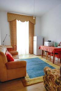 塞图巴尔6/4 de Sado的客厅配有沙发和桌子