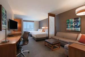 芝加哥凯悦广场南芝加哥/大学医疗中心酒店的酒店客房配有一张床、一张沙发和一张书桌。