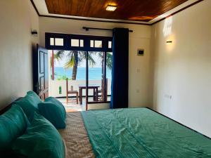 坦加拉Blue Surf View - Tangalle的一间卧室设有一张床,享有海景