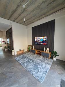 Ban Bang Chan3 BR Cozy Home Skytrain View BKK的一个大客厅,墙上有大电视