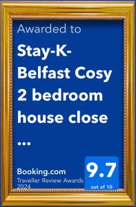 贝尔法斯特Stay-K-Belfast Cosy house 10 mins from city centre的金色框架上的标志,文字要保持坚韧的舒适