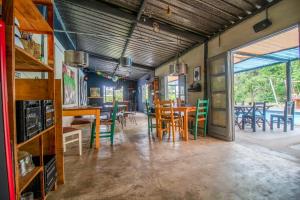 埃斯特角城Mundaka Hostel y Bar的一间用餐室,内设桌椅