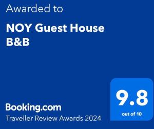 瓦纳佐尔NOY Guest House B&B的带有单词的蓝色文本框 不怜 ⁇ 旅馆