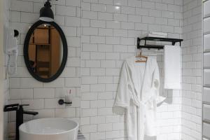 库塔伊西Hotel Ticiani 13的白色的浴室设有水槽和镜子