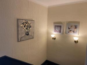 格兰瑟姆Contractor & Family House - Central Grantham的一个房间有两个灯和一个女人的照片